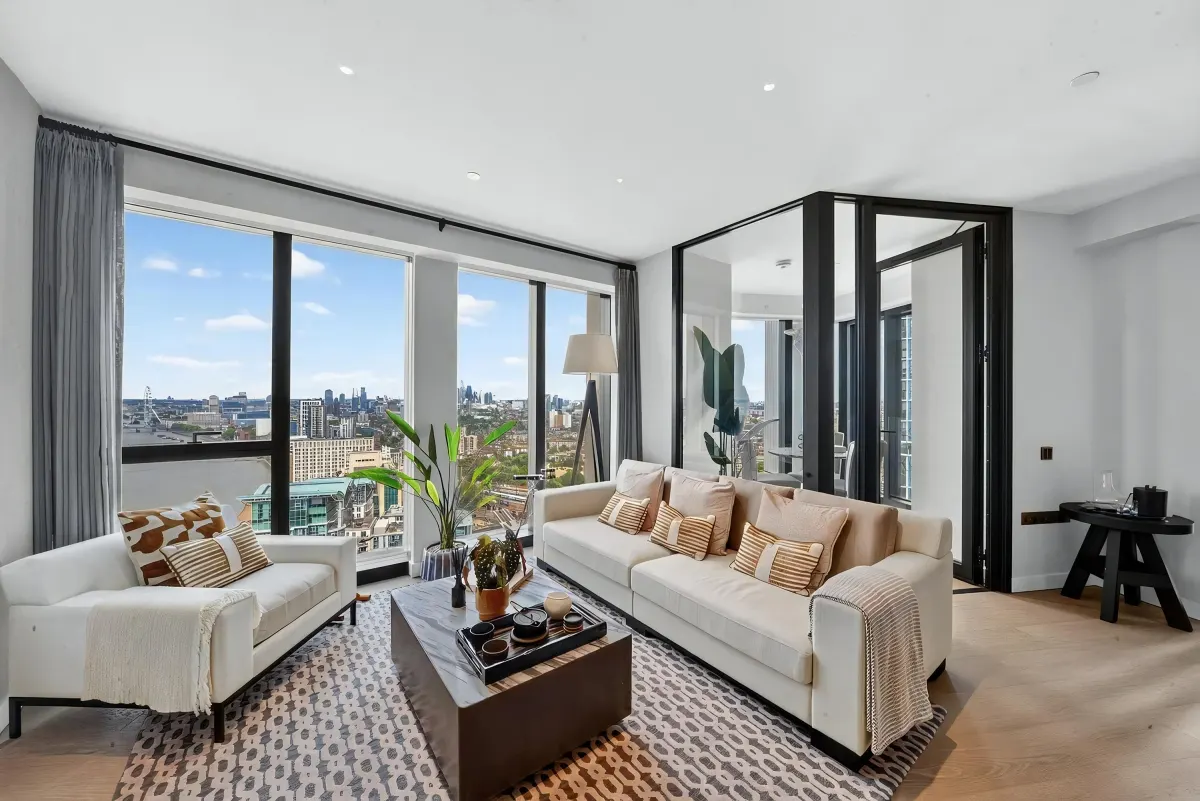 Flat Nine Elms Lane in Greater London