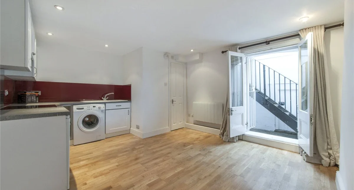 Flat Goodge Place in Greater London