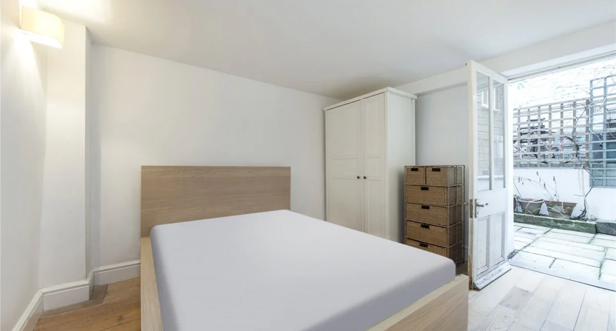 Flat Goodge Place in Greater London