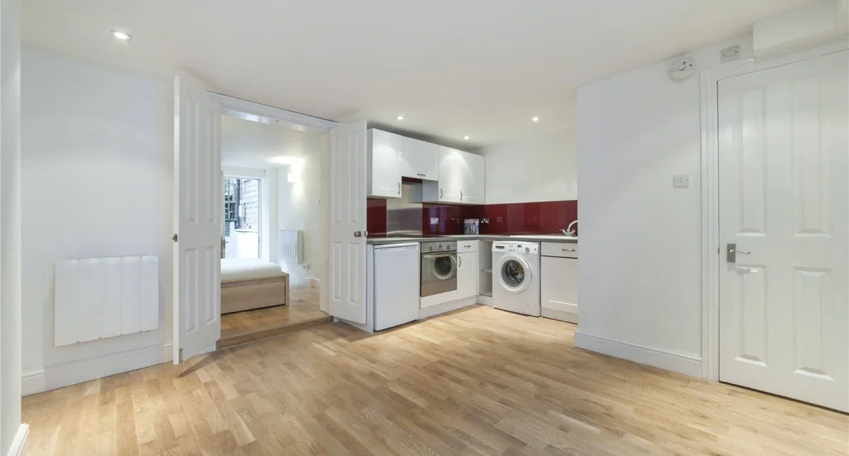 Flat Goodge Place in Greater London