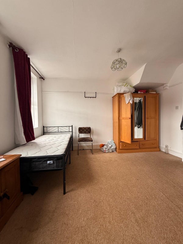 Room Hook Road in Greater London