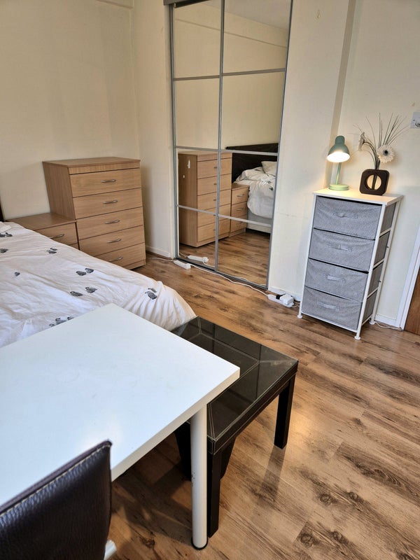 Room Regency Street in City of Westminster