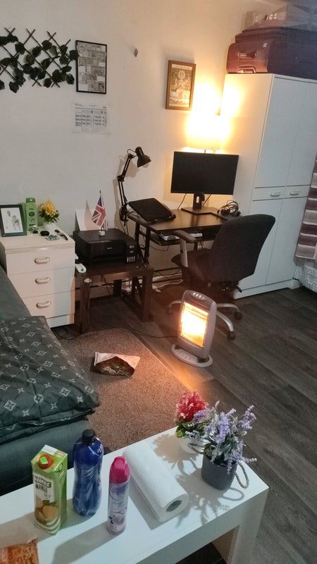Room Dunloe Street in Greater London