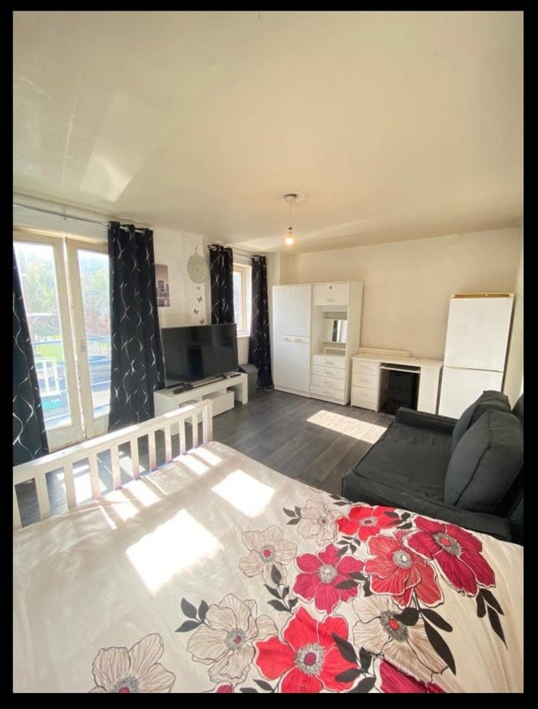 Room Dunloe Street in Greater London