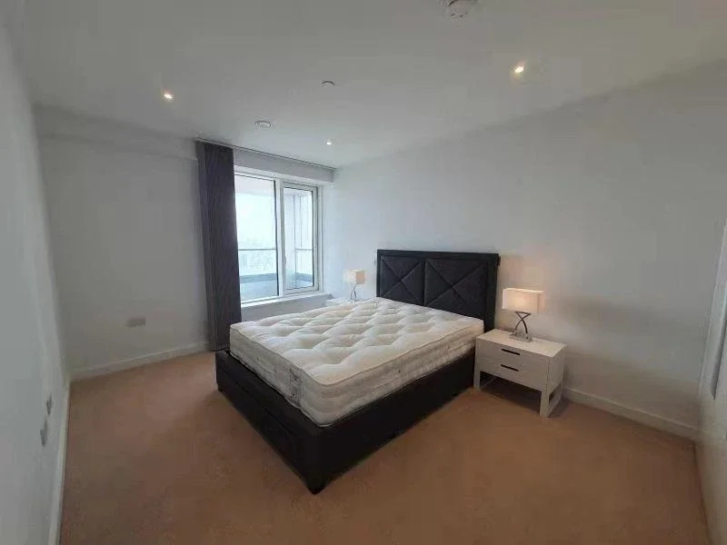 Flat Deacon Street in Greater London