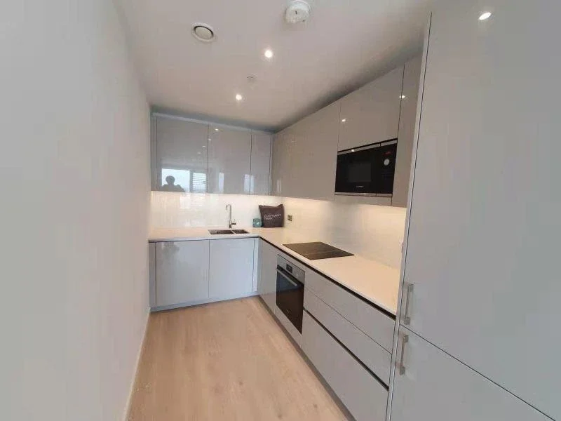 Flat Deacon Street in Greater London
