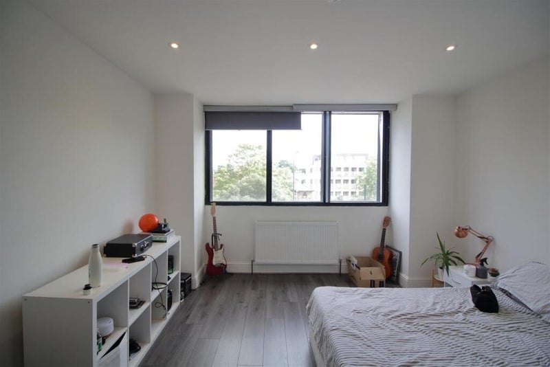 Flat Brixton Hill in Greater London