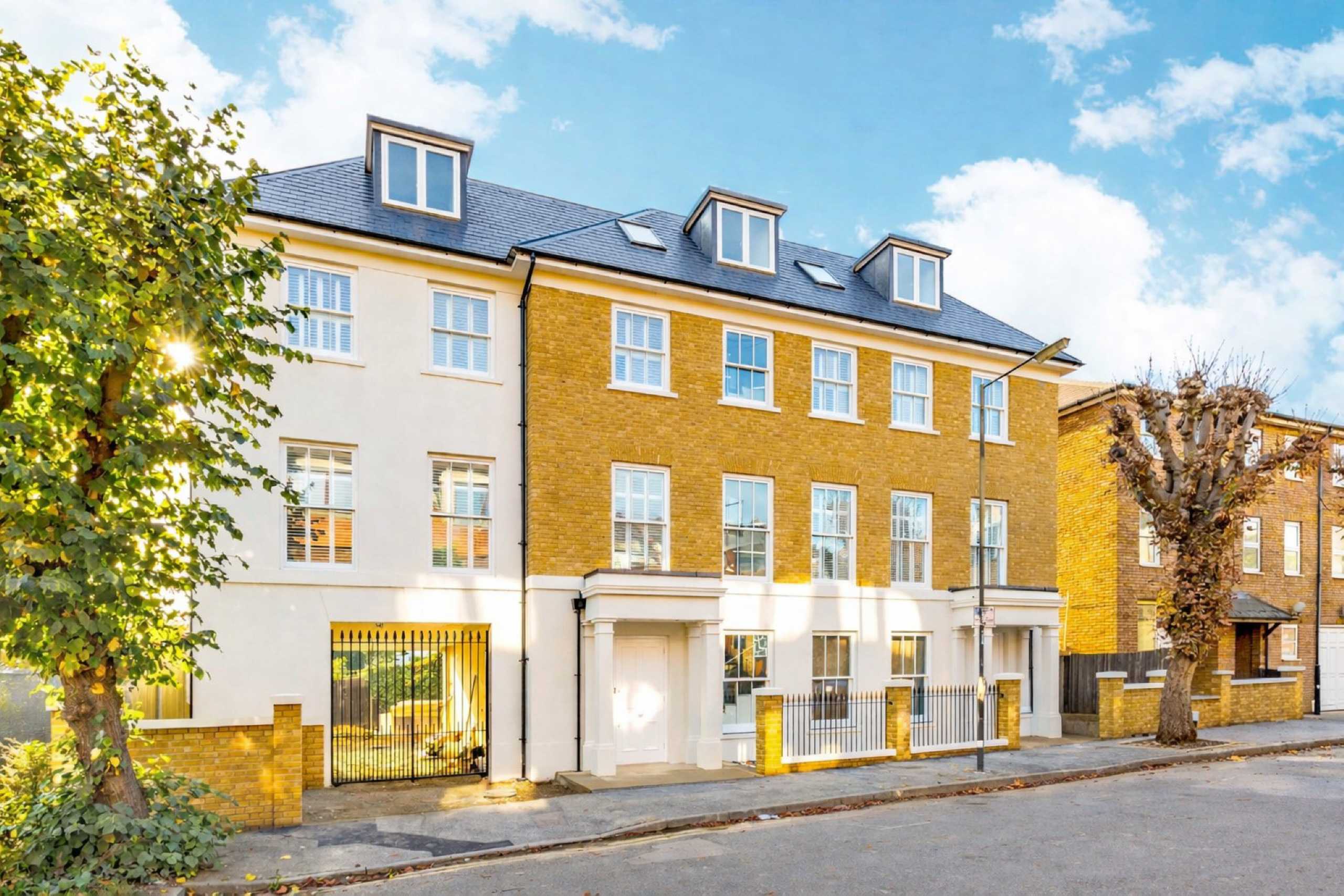 Flat Tabor Grove in Greater London