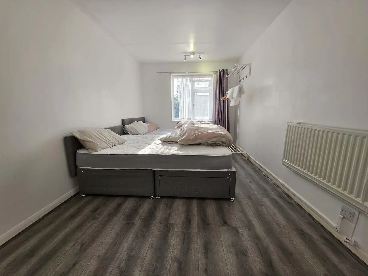 Flat The Retreat in Grays