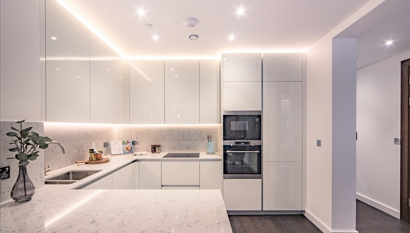 Flat Ponton Road in Greater London