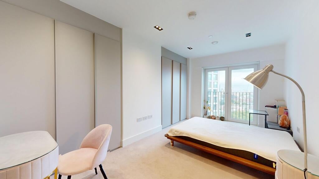 Flat Prince of Wales Drive in Greater London