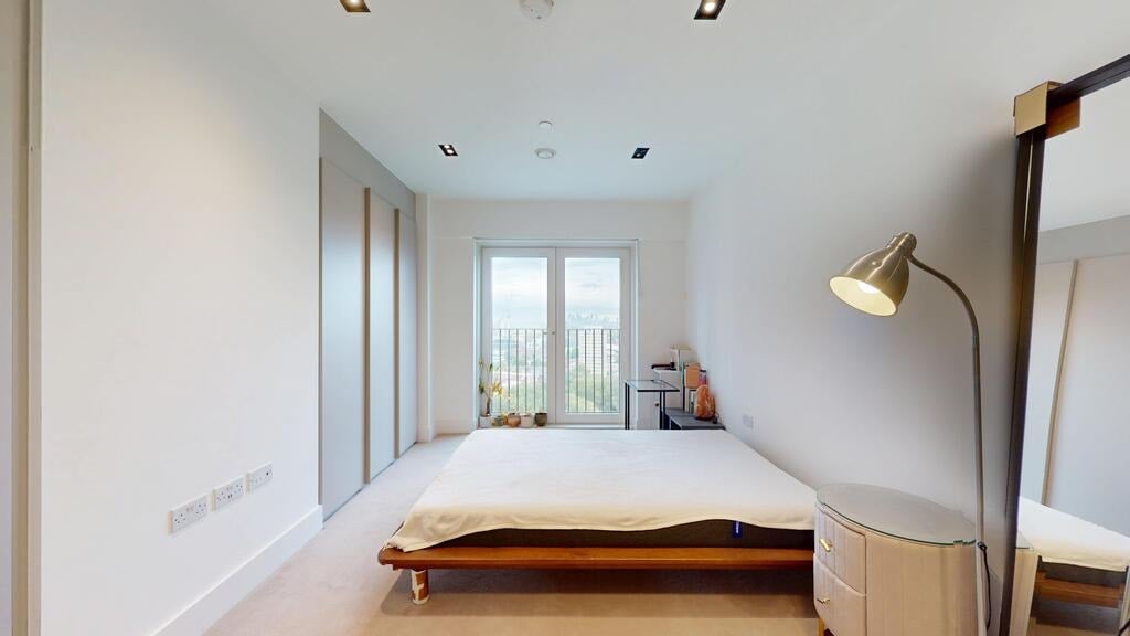 Flat Prince of Wales Drive in Greater London