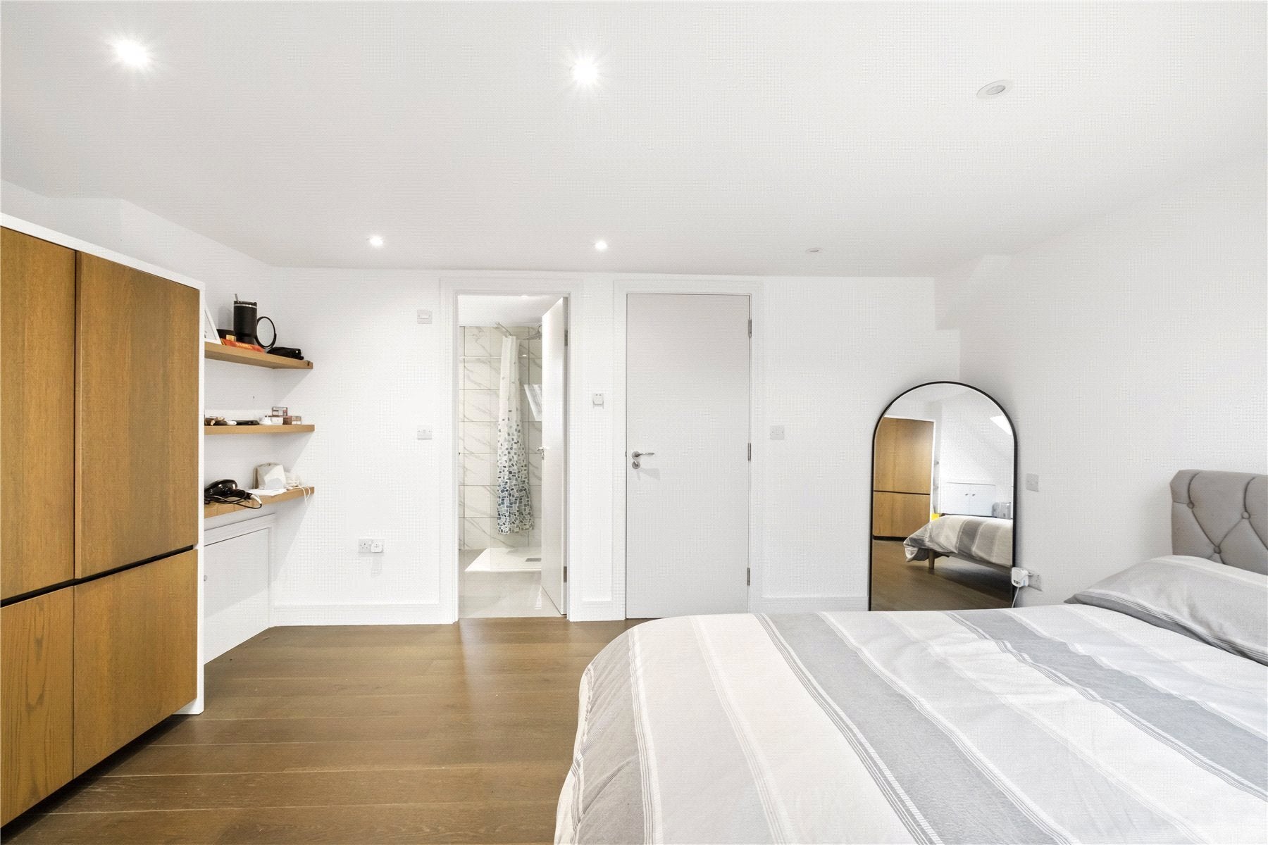 Flat Acton Lane in Greater London