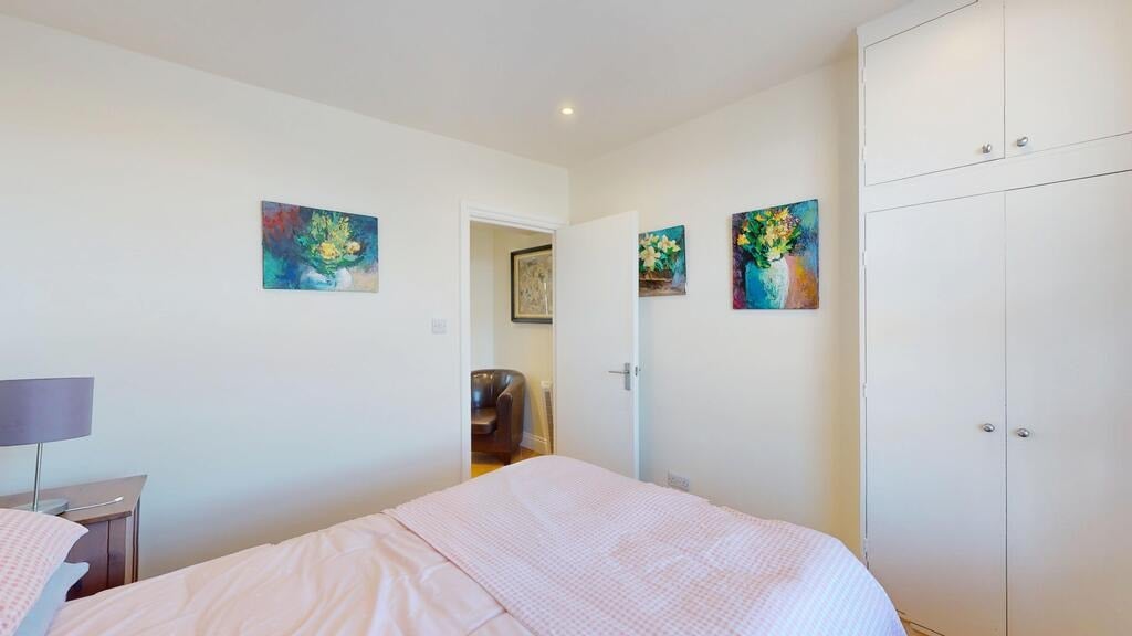 Flat Seagrave Road in Greater London