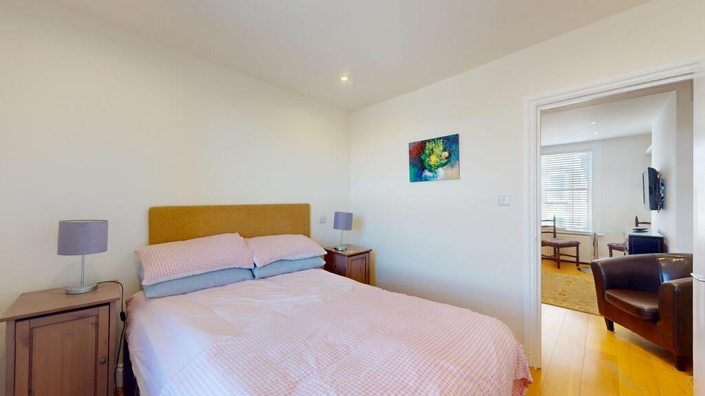 Flat Seagrave Road in Greater London