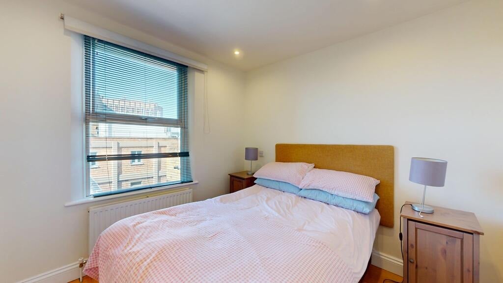 Flat Seagrave Road in Greater London