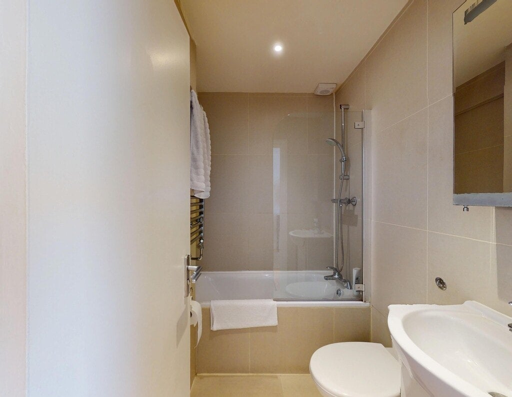 Flat Seagrave Road in Greater London