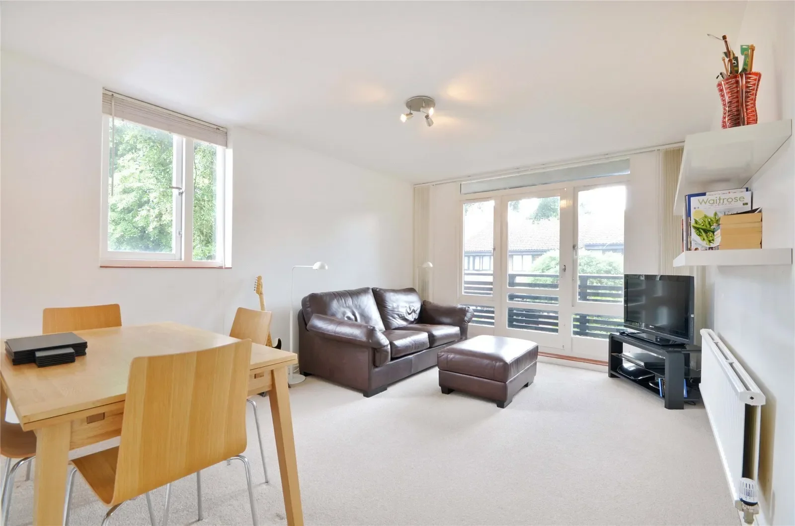 Flat Barlow Road in Greater London