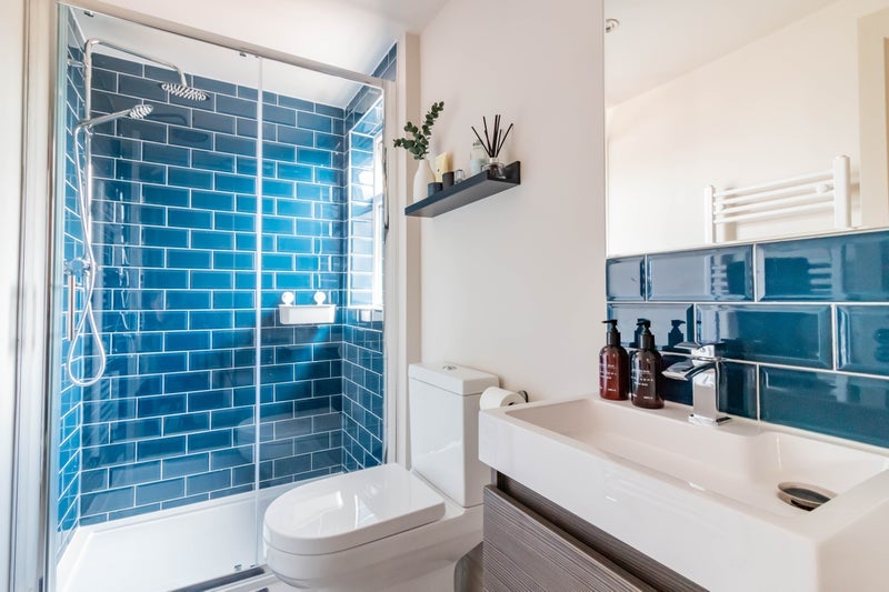 Room Greenford Avenue in Greater London