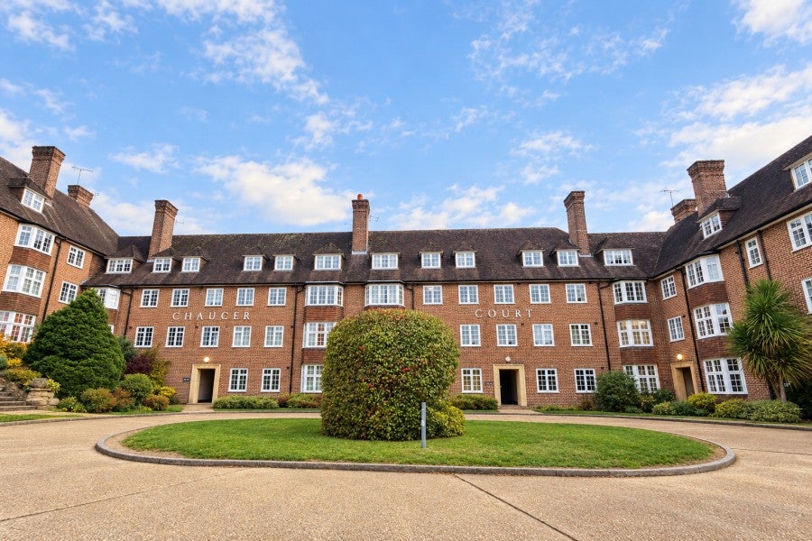 Flat Lawn Road in Guildford
