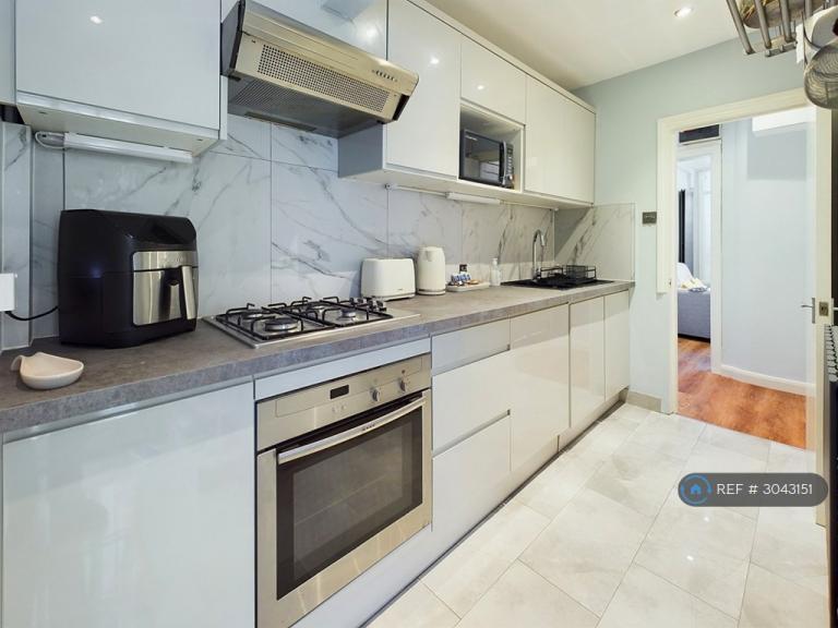 Flat Cumberland Street in City of Westminster