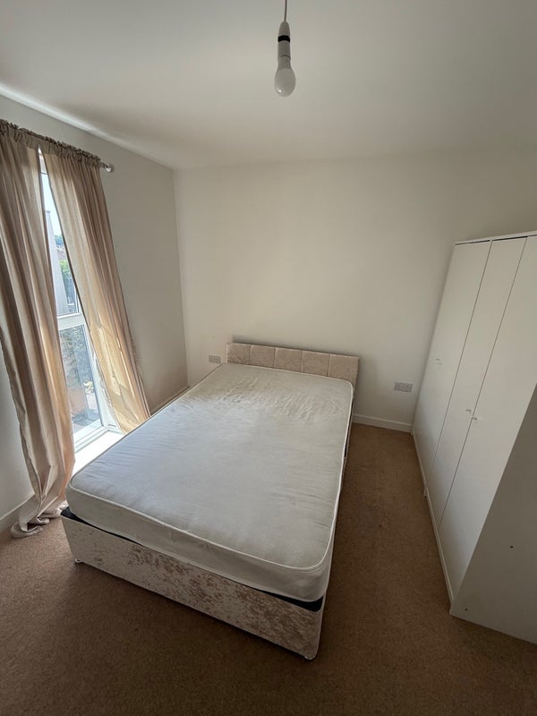 Room Cabot Close in Greater London