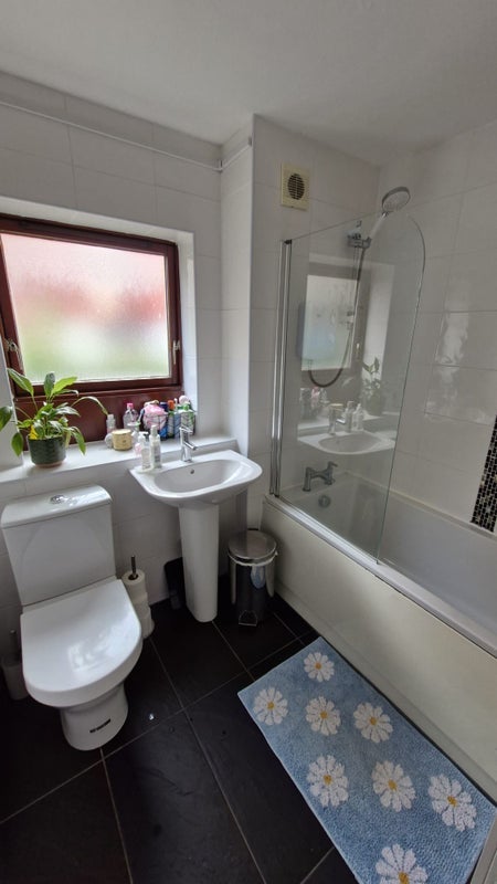 Room Parsonage Square in Glasgow