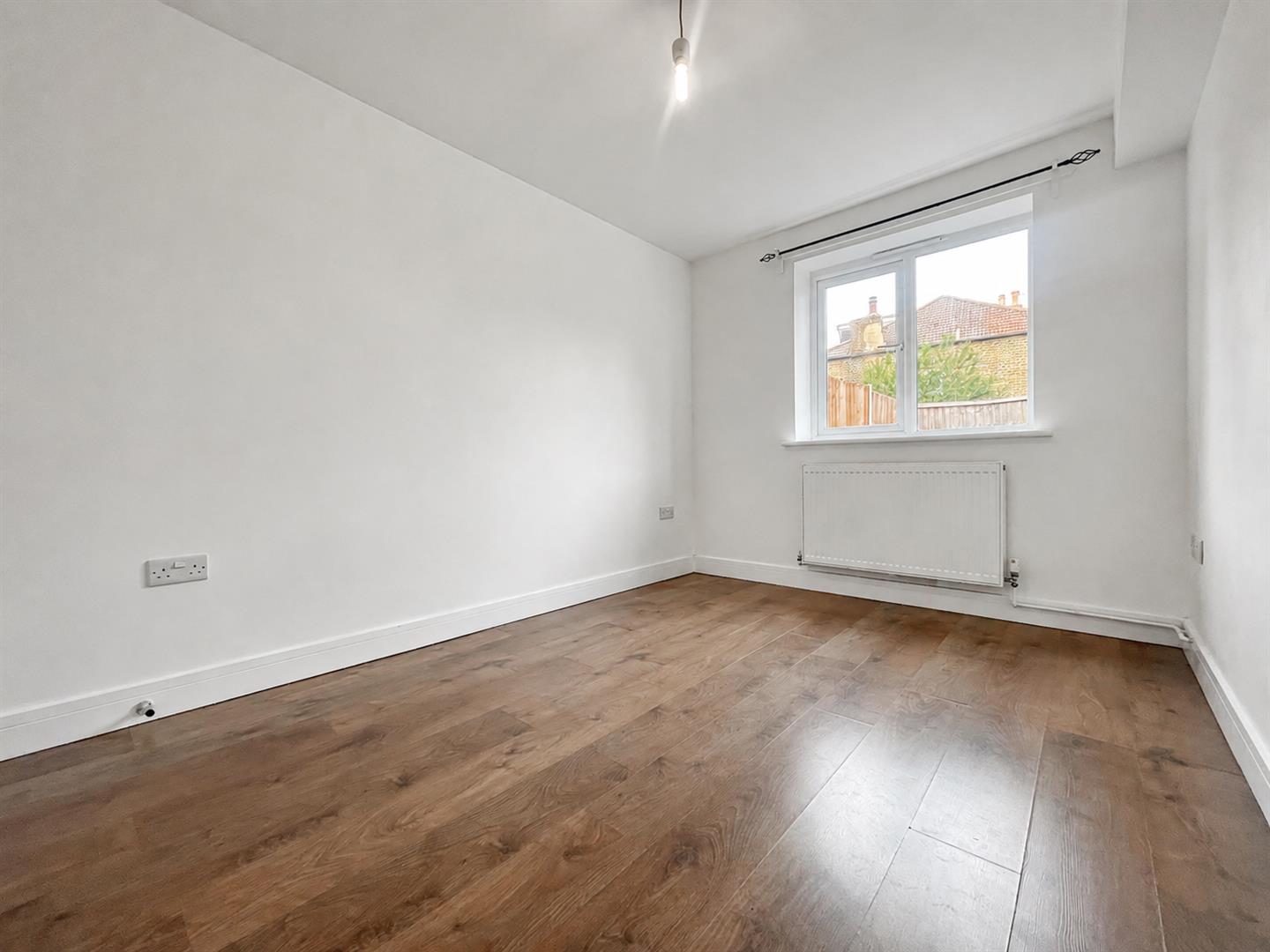 Flat Webster Road in Rainham