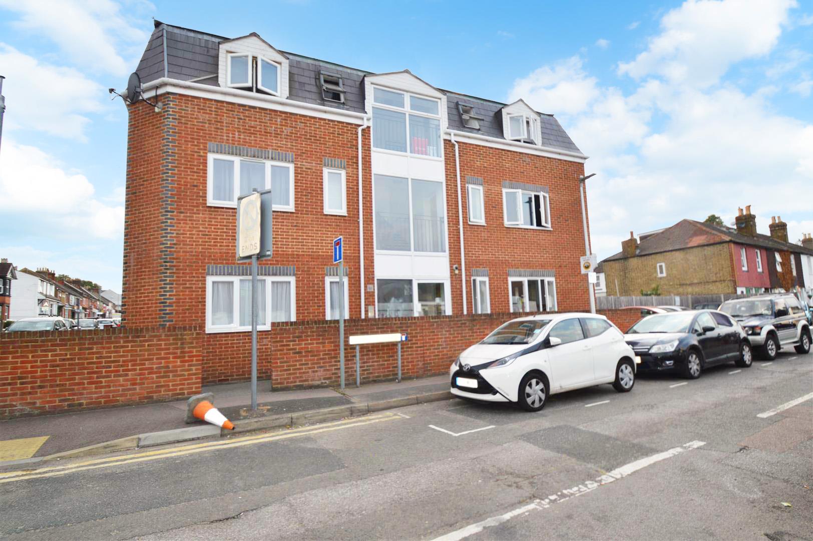 Flat Webster Road in Rainham