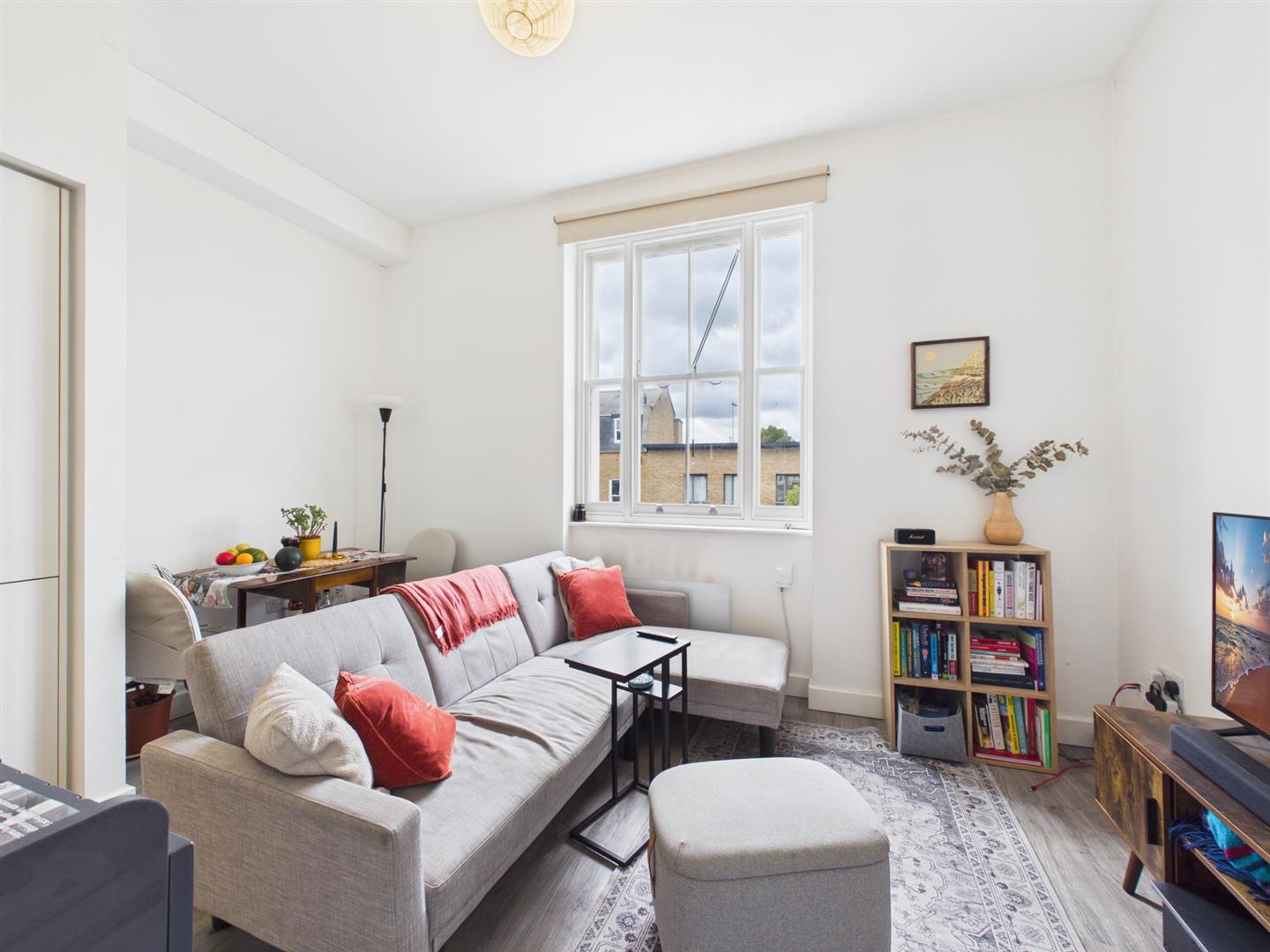 Flat Hackney Road in Greater London