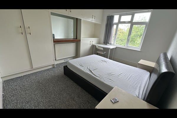 Flat Leysdown Road in London