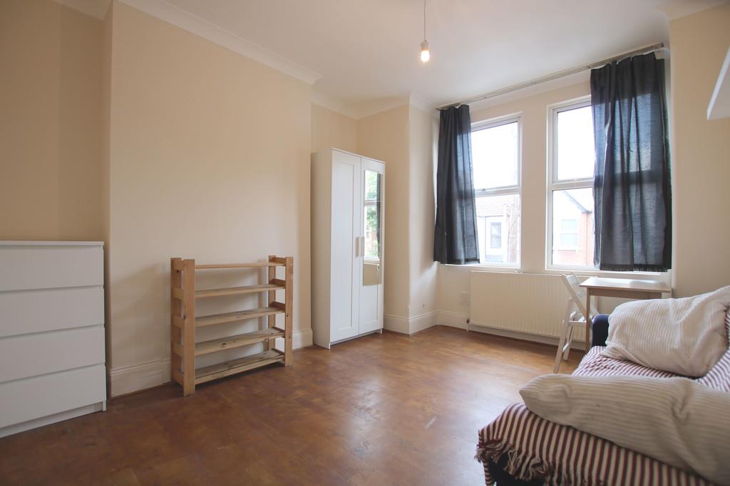 Flat Chapter Road in Greater London