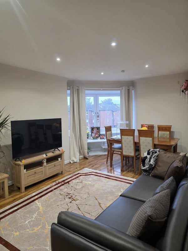 Flat Laird Place in Glasgow