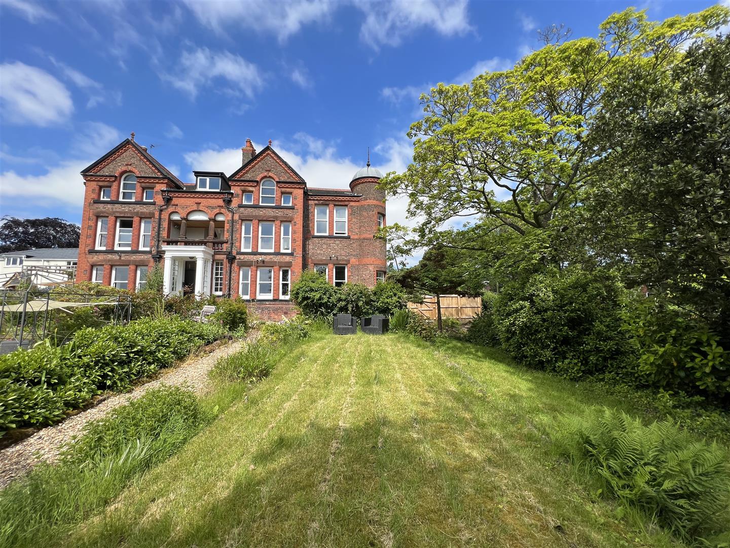 Flat Farr Hall Drive in Heswall