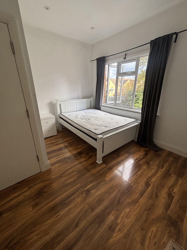 Room Athlone Road in Greater London