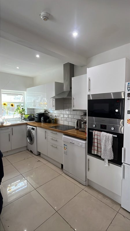 Room Athlone Road in Greater London