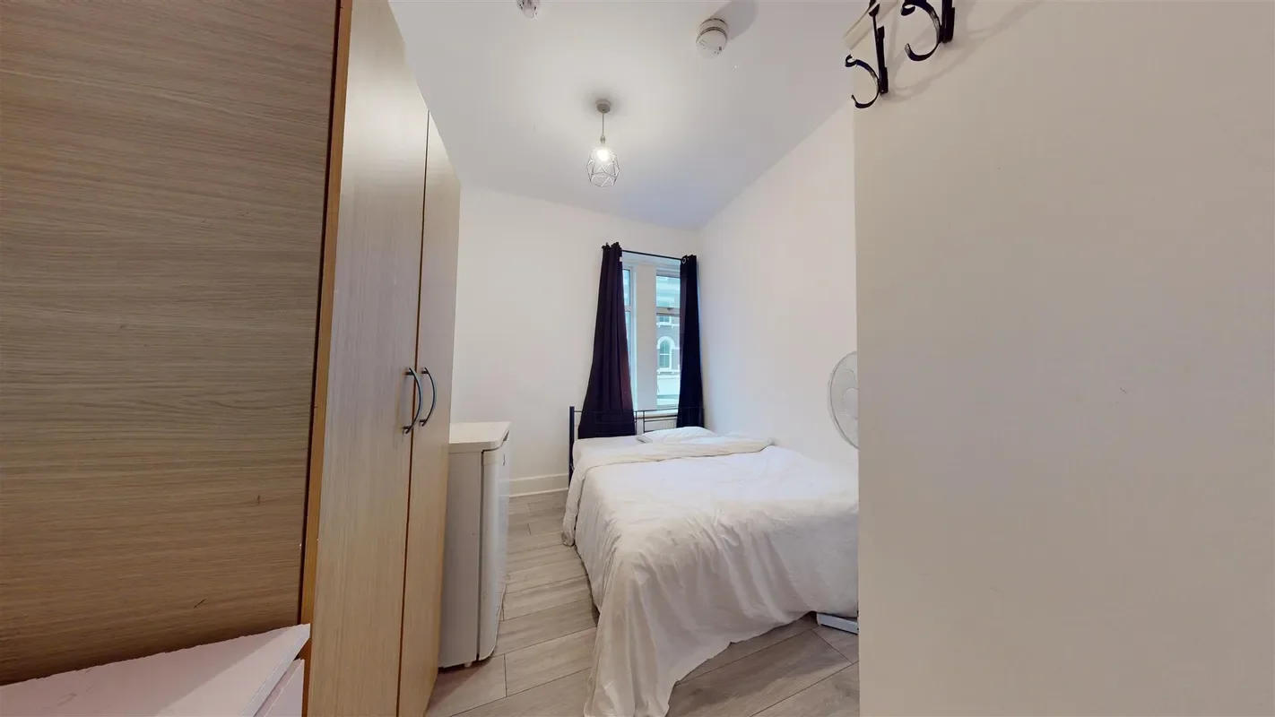 Room High Road in Greater London