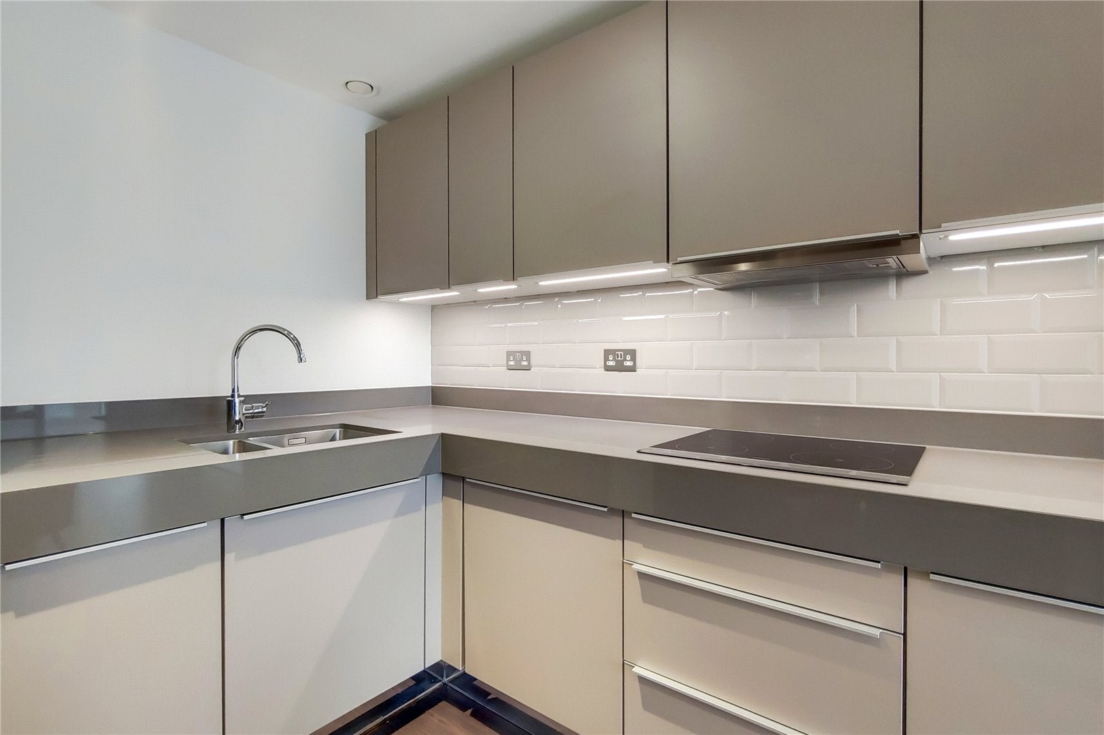 Flat Alie Street in Greater London