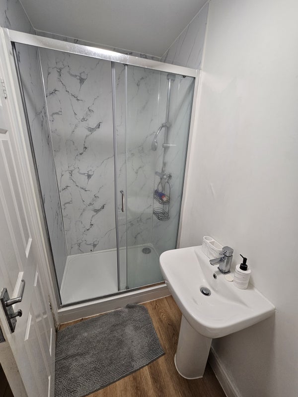 Room Hampden Way in Greater London