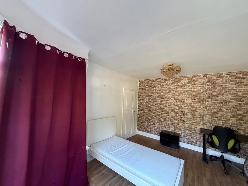 Room Hampden Way in Greater London