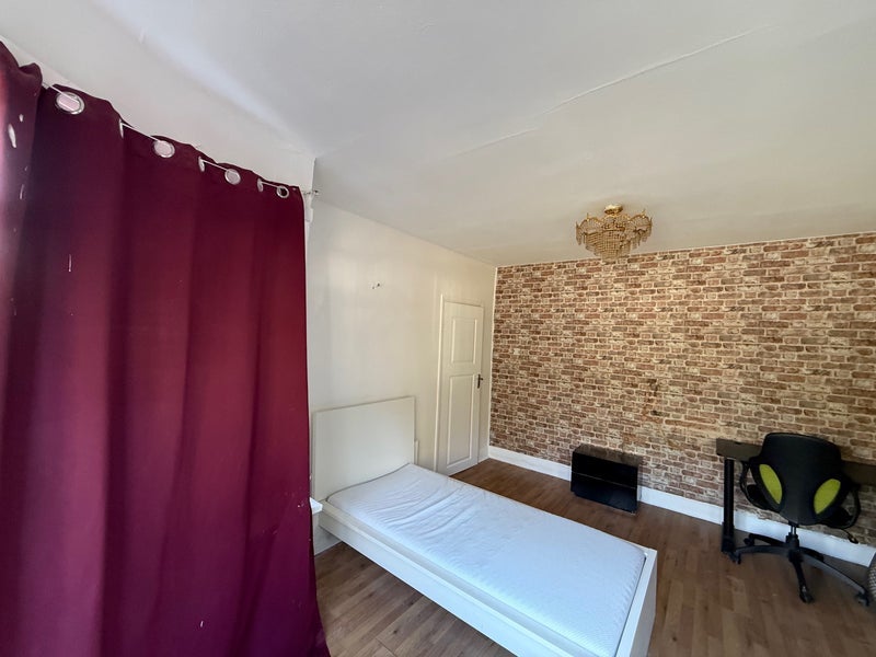 Room Hampden Way in Greater London