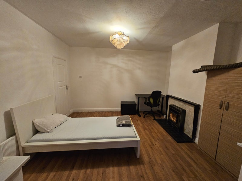 Room Hampden Way in Greater London