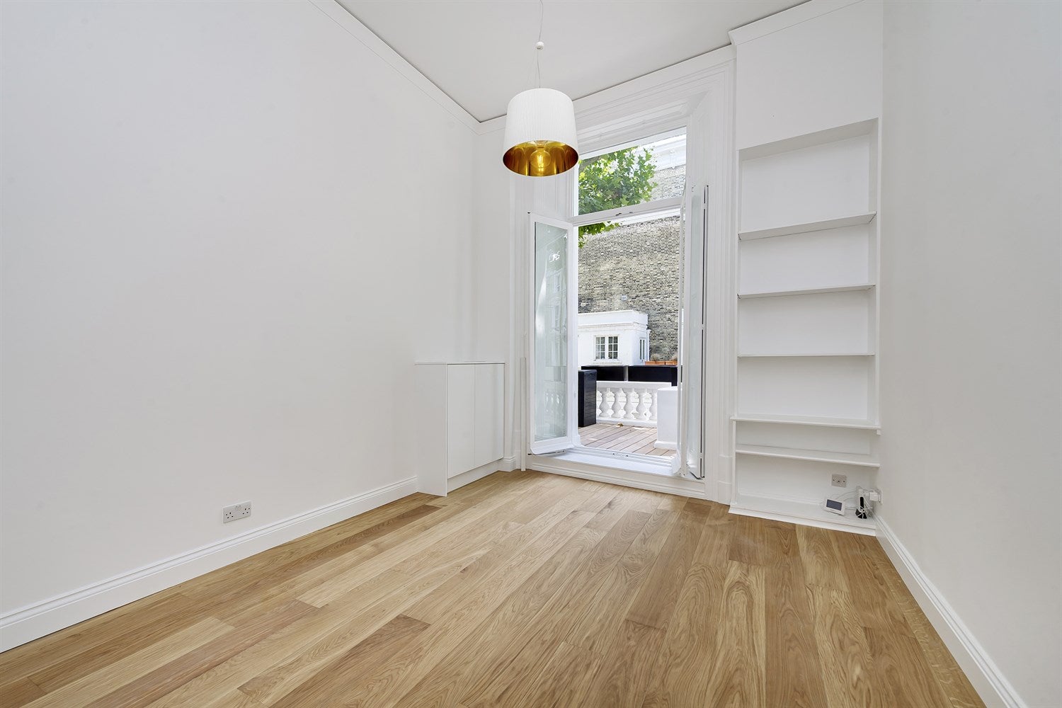 Flat Linden Gardens in Greater London