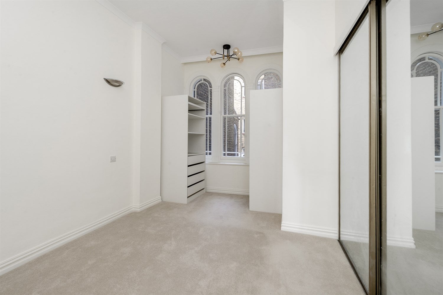 Flat Linden Gardens in Greater London