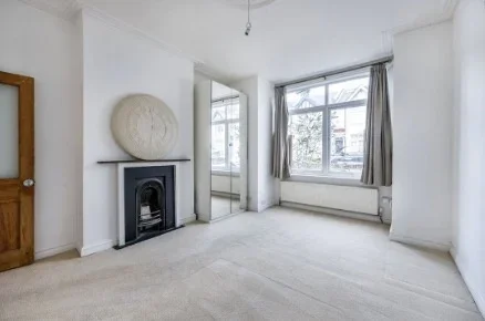 Flat Gassiot Road in Greater London