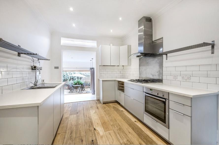 Flat Gassiot Road in Greater London