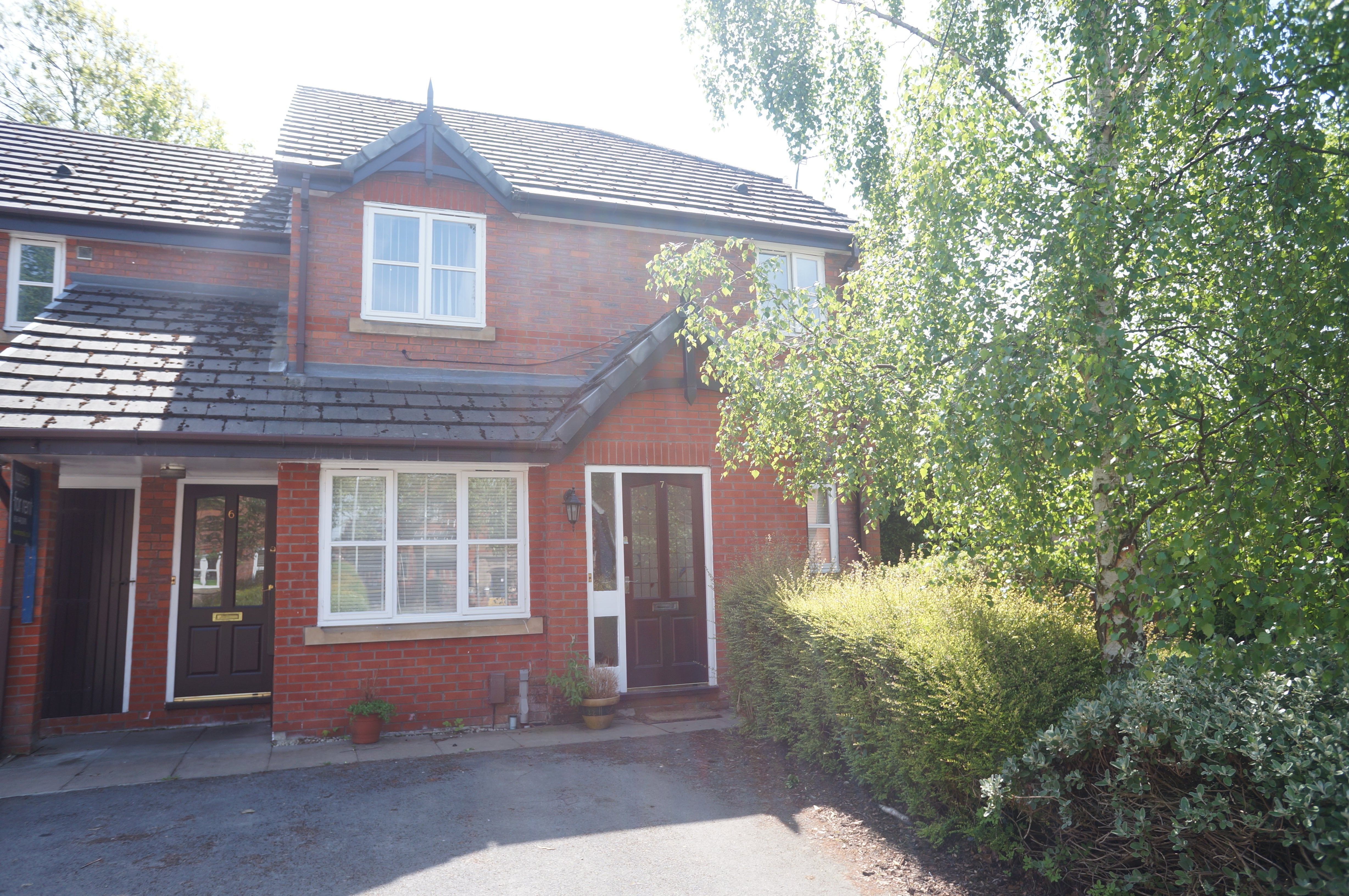 Flat Brigadier Close in Manchester