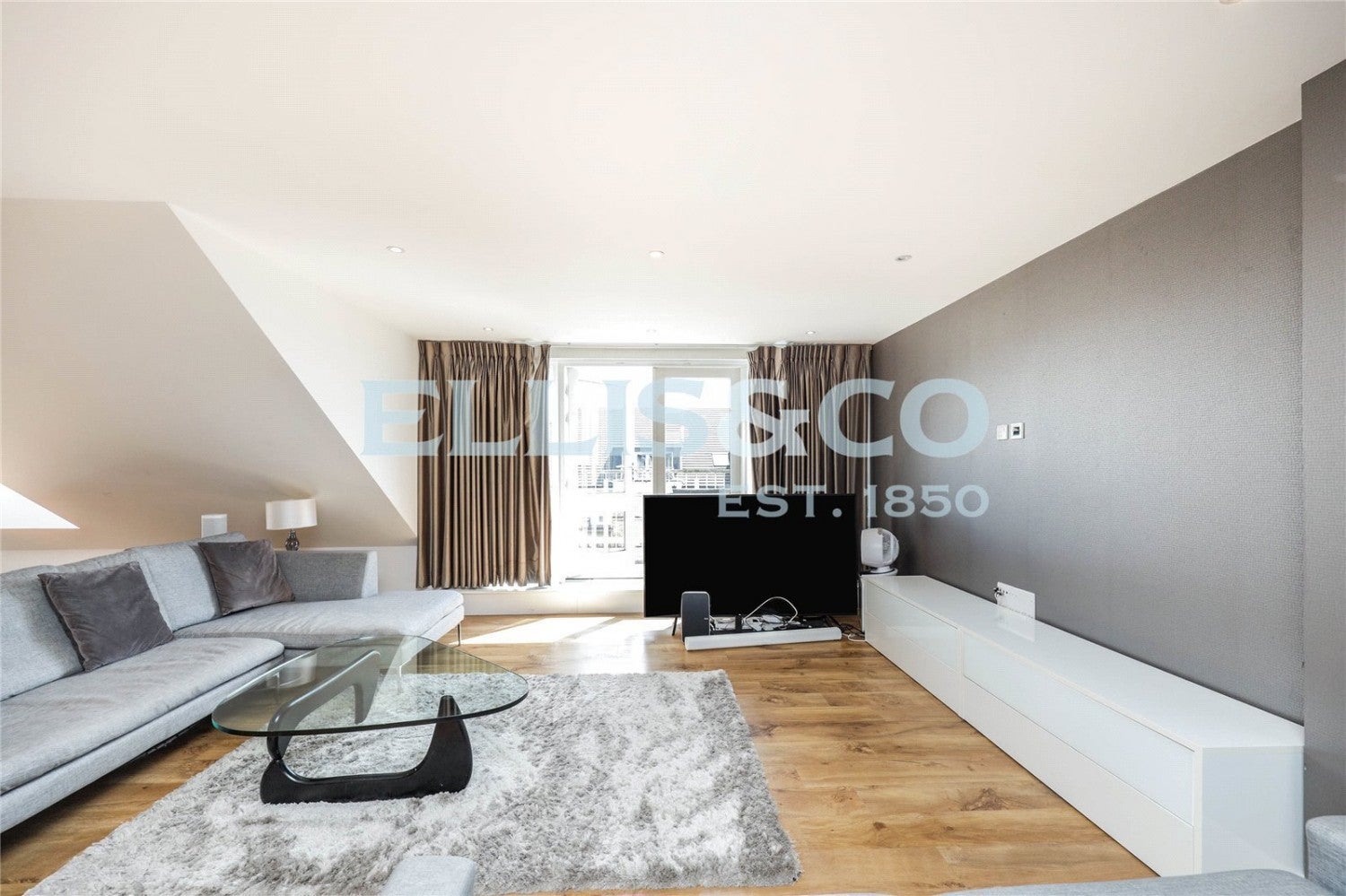 Flat Park Lodge Avenue in Greater London