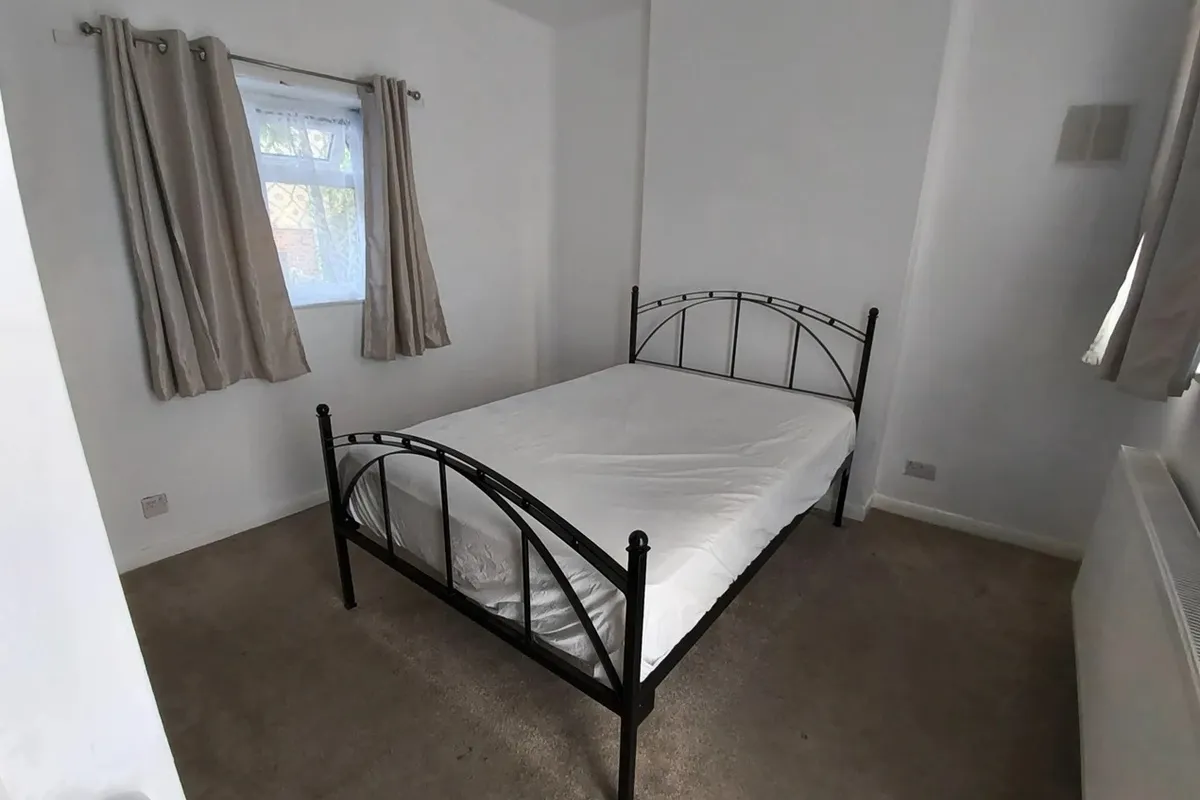 Flat Epsom Road in Epsom and Ewell