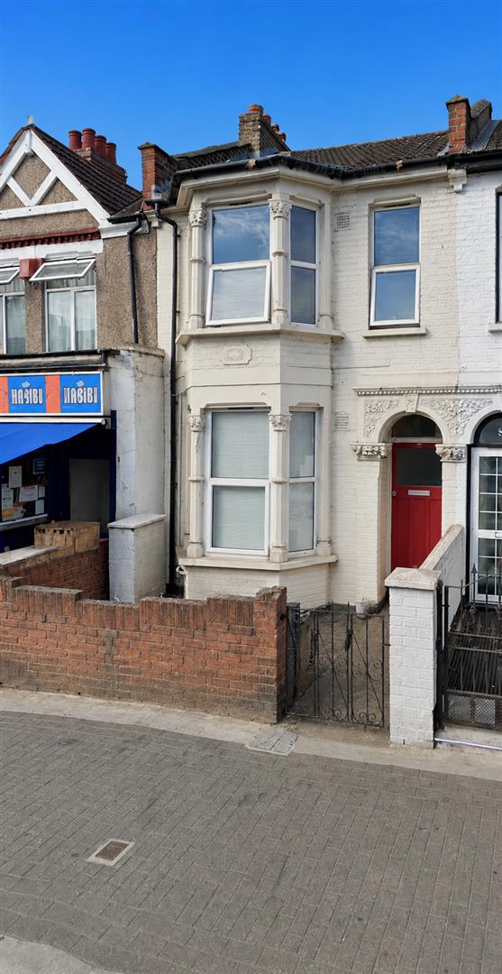 Flat Palmerston Road in Greater London